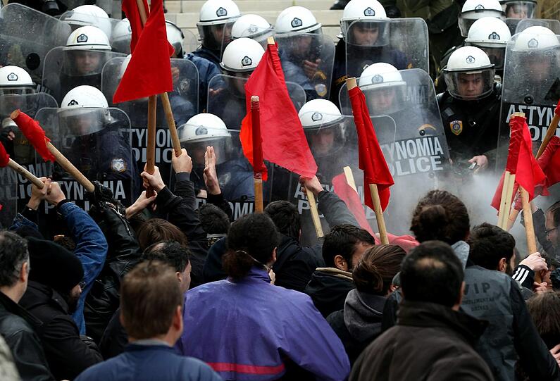 Die Polizei
setzte Reizgas ein und verdrängte die Demonstranten von der Treppe am
Eingang des Parlamentsgebäudes.