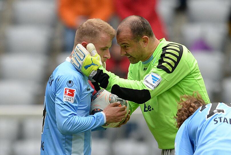 Daniel Adlung wird von Gabor Kiraly (r.) motiviert. Geholten hat's wenig.