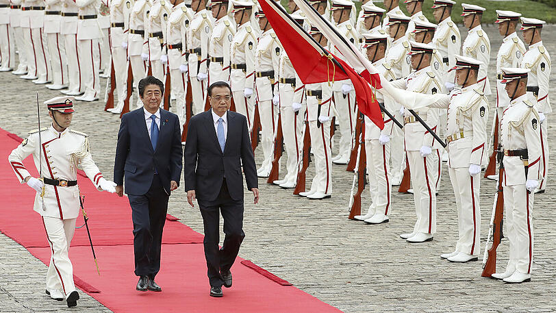 Li Keqiang (rechts), Premierminister von China, und Shinzo Abe, Premierminister von Japan, gehen bei einer Begrüßungszeremonie am Palast Akasaka an einer Ehrengarde vorbei.