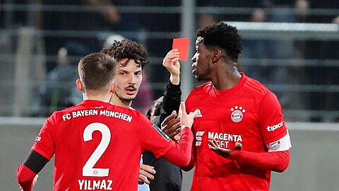 Bayerns Torjäger Kwasi Okyere Wriedt flog in der 39. Minute vom Platz.