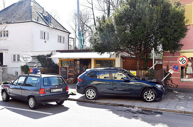 In Solln hat sich am Montag ein spektakulärer Unfall ereignet. Die Bilder.
