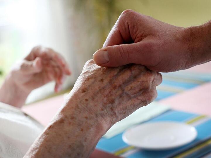Plätze im Pflegeheim sind teuer - und auch die Kinder von Pflegebedürftigen müssen sich an den Kosten beteiligen.