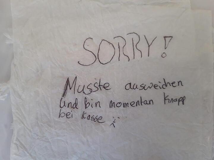 Das Opfer - eine 43-Jährige Opel-Fahrerin - übergab die Entschuldigungs-Serviette der Hagener Polizei.