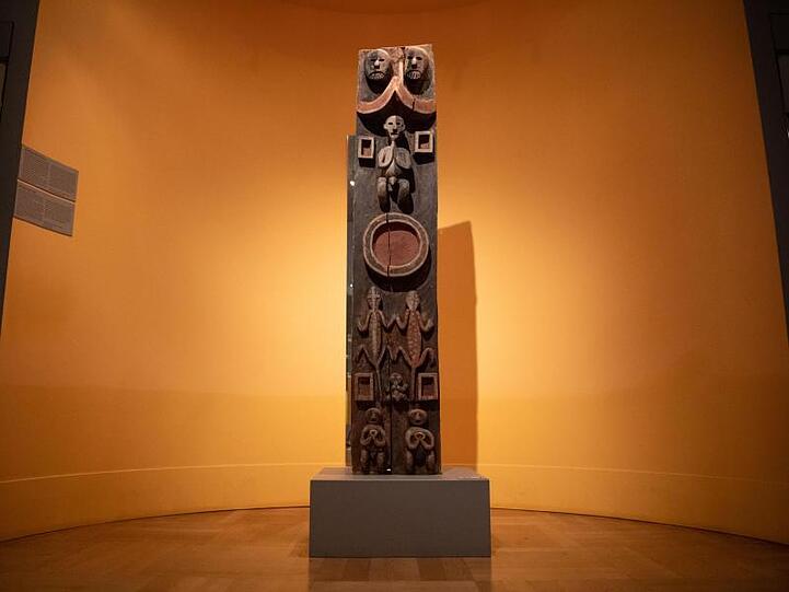 Der "Blaue-Reiter Pfosten", eine Reliquiarfigur aus Holz, steht in der Ausstellung des Museum Fünf Kontinente in München. Foto: Lino Mirgeler/dpa