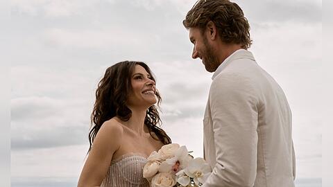 Sarah Shahi als Billie Connelly und Adam Demos als Brad Simon in "Sex/Life".