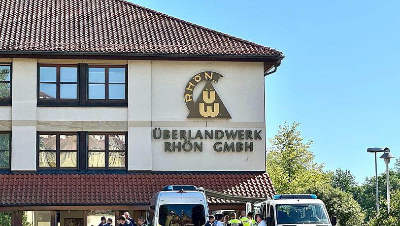Polizei und Rettungskräfte stehen auf dem Gelände des regionalen Netzbetreibers Überlandwerk Rhön. Ein 21-Jähriger hat in der Firma eine Kolligen getötet und zwei weitere schwer verletzt. +++ dpa-Bildfunk +++