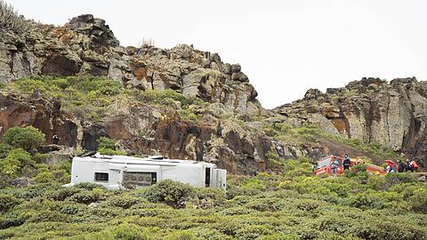 Das Fahrzeug des Unternehmens "Gomera Tours" sei auf der Landstra&szlig;e GM-2 in einer Kurve von der Fahrbahn abgekommen und einen Abhang hinuntergest&uuml;rzt.
