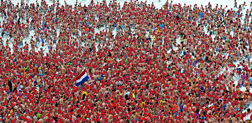 Im holländischen Scheveningen wird Silvester auch etwas anders gefeiert. Das neue Jahr wird mit einem Massensprung ins kalte Wasser zelebriert - beim "Nieuwjaarsduik"