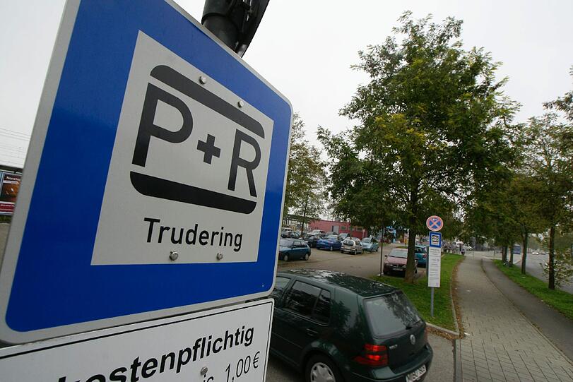 Der Parkplatz am Bahnhof Trudering. Ein junges Mädchen wurde hier von einem Sex-Täter überfallen.