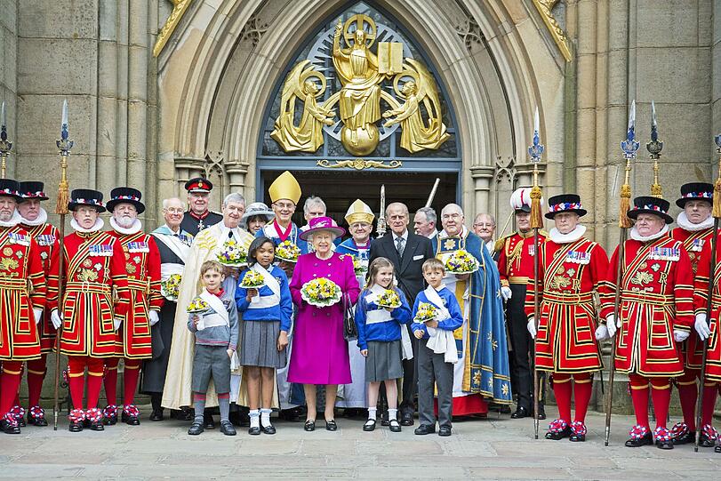 In England besuchte Queen Elizabeth mit ihrem Mann Prinz Philip die Gründonnerstagsmesse in der Blackburn Cathedral.