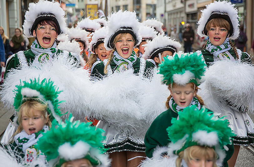 Karnevalisten feiern am 11.11.2015 in Erfurt (Thüringen) die Eröffnung der Karnevalssaison. Dreizehn Vereine stürmten nach einem Umzug durch die Stadt das Rathaus der Landeshauptstadt.