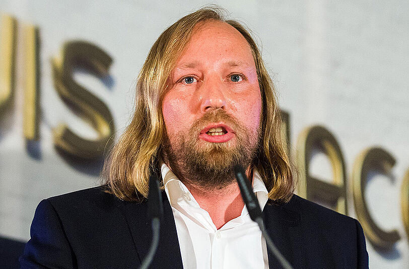 Grünen-Fraktionschef Anton Hofreiter nannte es "erschreckend, dass anscheinend in den SPD-Ministerien nicht genau bekannt ist, welchen Kompromissen eigentlich zugestimmt worden ist". Für die Integration sei es entscheidend, dass Flüchtlingsfamilien nicht auseinandergerissen würden.