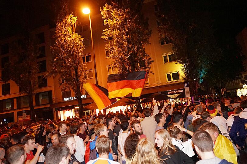 Partyalarm auf der Leopoldstraße: Rund 2.500 Münchner feierten hier den Sieg über Italien.