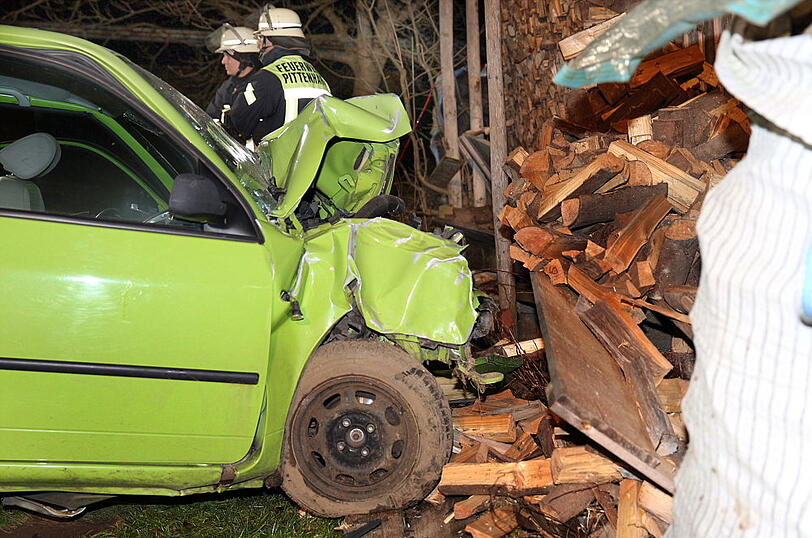 Die Fahranfängering krachte mit ihrem Auto gegen einen Holzstapel und starb. Die Bilder vom Unfallort.