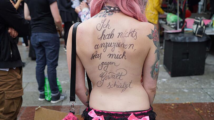 Slutwalk 2018 in München: Frauen und Männer kämpfen gemeinsam gegen Sexismus in der Gesellschaft und fordern sexuelle Selbstbestimmung für alle.