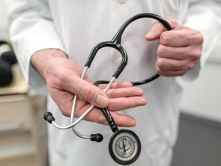 Im vergangenen Jahr musste fast jeder dritte Krankenversicherte im Schnitt mehr als drei Wochen auf einen Facharzttermin warten.