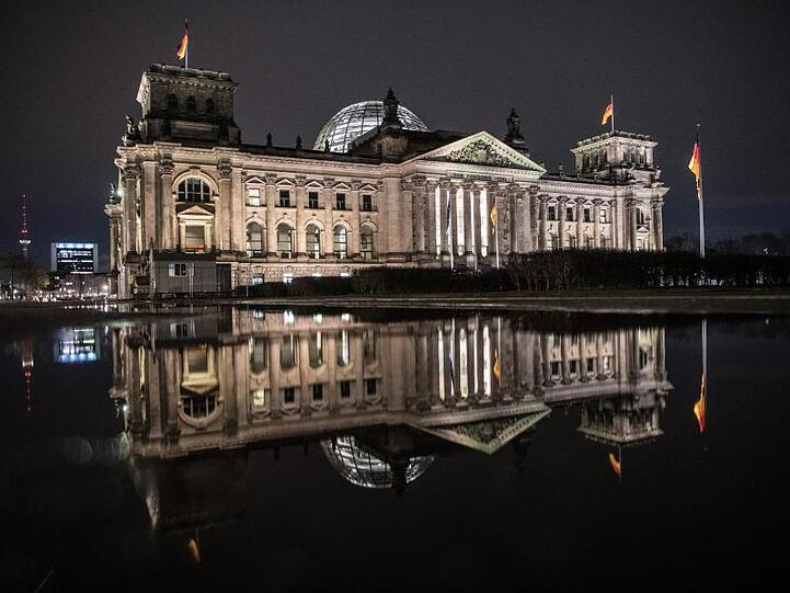 Im Internet sind persönliche Daten und Dokumente von hunderten deutschen Politikern aufgetaucht. Betroffen sind Bundes- wie Landespolitiker aller Parteien außer der AfD sowie Prominente wie Sido und Jan Böhmermann.