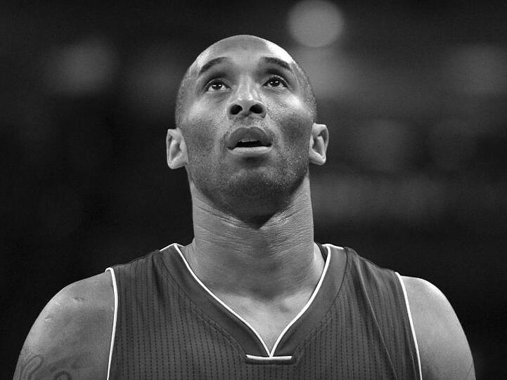 Kobe Bryant schaut auf. Foto: Larry W. Smith/epa/dpa