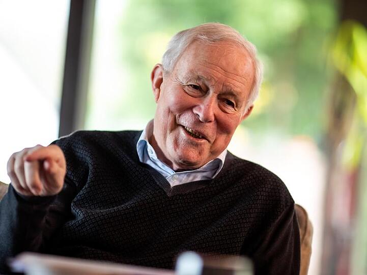 Armin Grein, langjähriger Vorsitzender der Freien Wähler, spricht während eines Interviews. Foto: Daniel Karmann