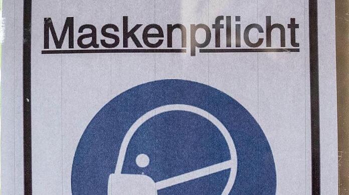 Ein Plakat mit der Aufschrift "Maskenpflicht".