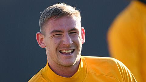 Dynamos Torwart Kevin Broll lacht auf dem Trainingsplatz.