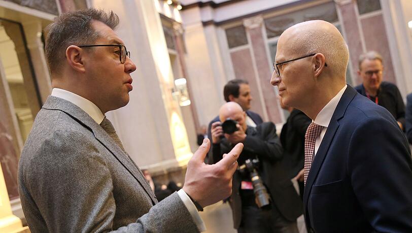 Peter Tschentscher (SPD), Erster Bürgermeister von Hamburg und Bundesratspräsident, unterhält sich im Bundesrat mit Botschafter Oleksii Makeiev (l.).