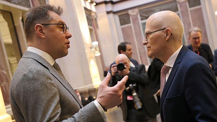 Peter Tschentscher (SPD), Erster Bürgermeister von Hamburg und Bundesratspräsident, unterhält sich im Bundesrat mit Botschafter Oleksii Makeiev (l.).
