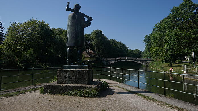 Nahe der Conwentzbrücke in München wurde der Koffer entdeckt.