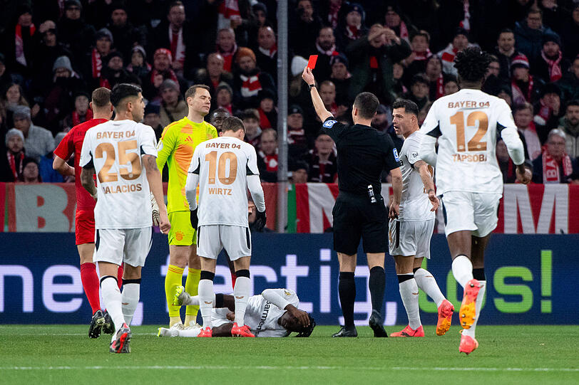 Rote Karte in der vergangenen Saison gegen Leverkusen: Neuer. Rote Karte in der vergangenen Saison gegen Leverkusen: Neuer.