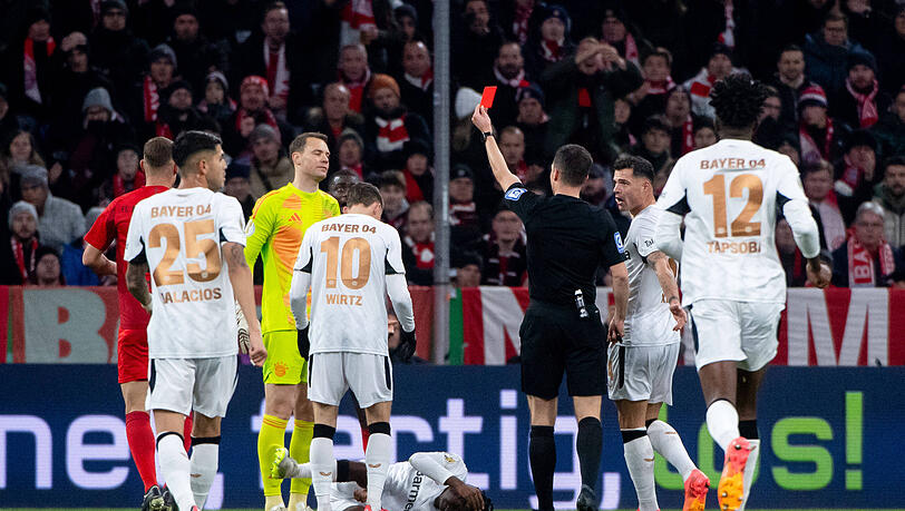 Rote Karte in der vergangenen Saison gegen Leverkusen: Neuer. Rote Karte in der vergangenen Saison gegen Leverkusen: Neuer.