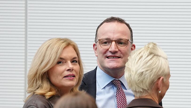 Jens Spahn war bei seiner Rückkehr in die Bundestagsfraktion ein beliebter Gesprächspartner. Jens Spahn war bei seiner Rückkehr in die Bundestagsfraktion ein beliebter Gesprächspartner.