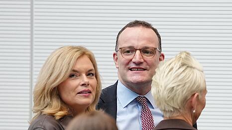Jens Spahn war bei seiner R&uuml;ckkehr in die Bundestagsfraktion ein beliebter Gespr&auml;chspartner.