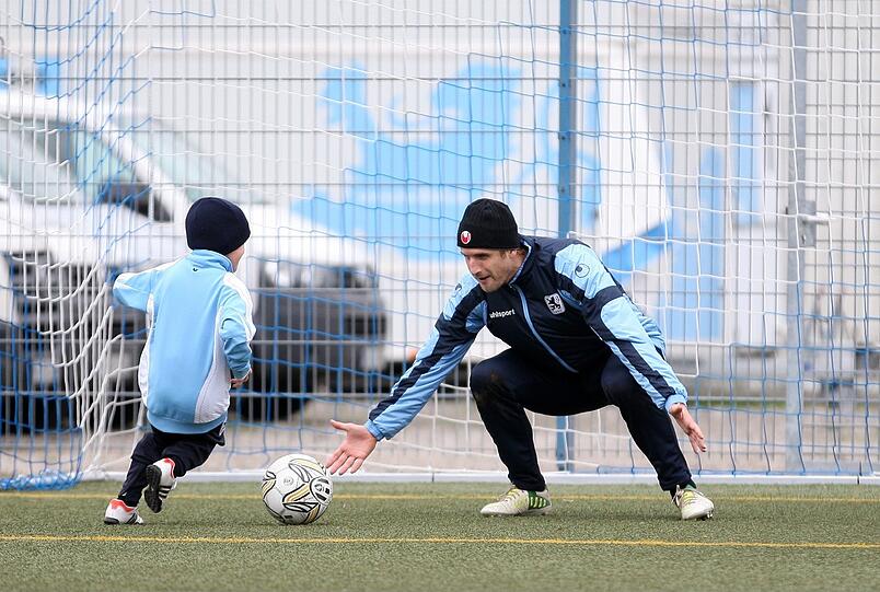 Daniel Bierofka hat fortan mehr Zeit, um mit seinem Sohn David Fußball zu spielen.