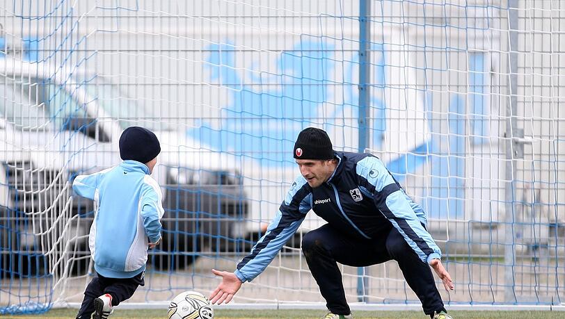 Daniel Bierofka hat fortan mehr Zeit, um mit seinem Sohn David Fußball zu spielen. Daniel Bierofka hat fortan mehr Zeit, um mit seinem Sohn David Fußball zu spielen.