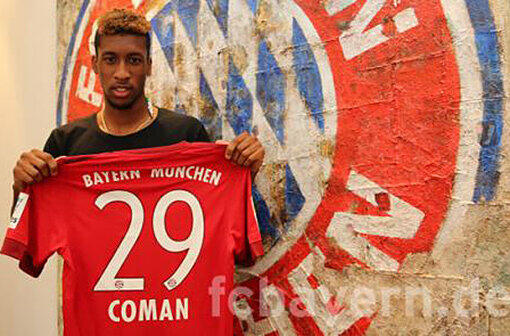 Kingsley Coman: Die Juve-Leihgabe posiert mit Bayern-Trikot.