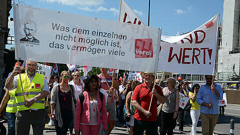 "Wir sind mehr wert" ist die Botschaft der Münchner Bankangestellten. Sie streiken seit heute.