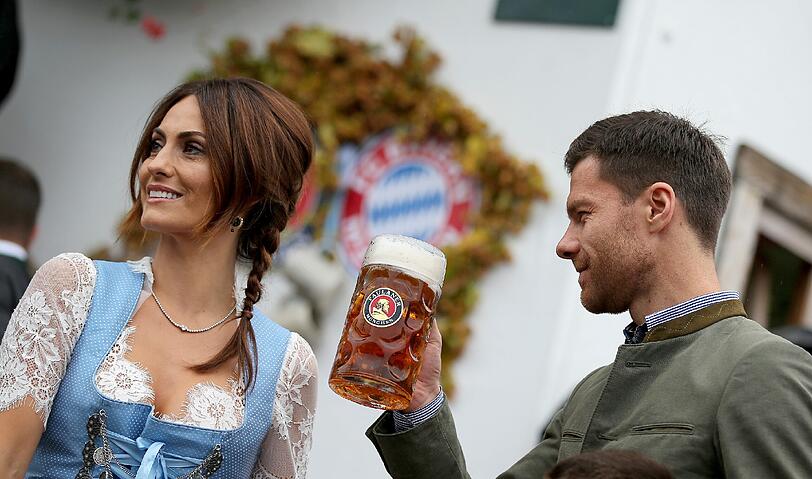 Freut sich auf die erste Maß: Xabi Alonso und seine Nagore.