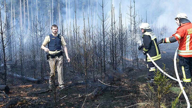 Die Polizei sucht fieberhaft nach dem Brandstifter. Seit dem Wochenende ist auch ein Hubschrauber unterwegs.