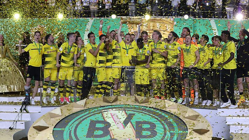 Die BVB-Spieler haben vier Jahre auf diesen Moment gewartet, nun dürfen sie den Pokal entgegennehmen.