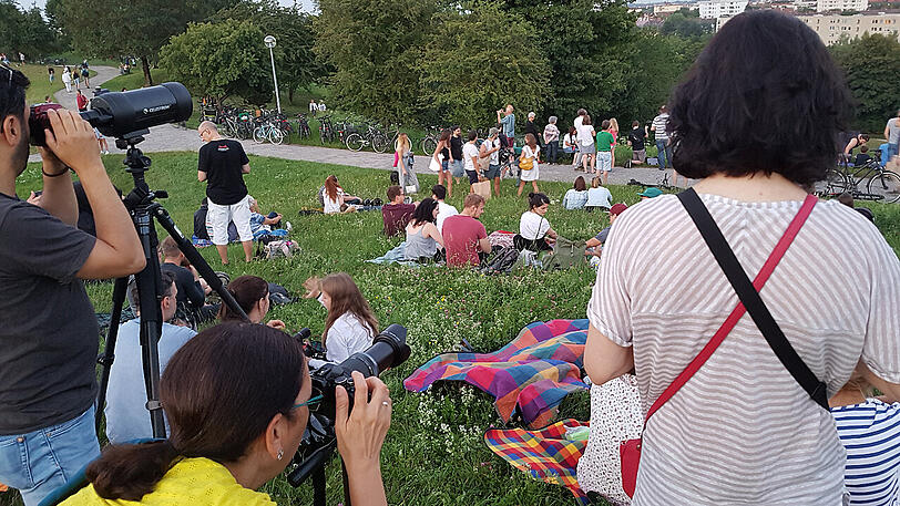 Sommernachtstraum unterm Sternenhimmel: Viele Münchner verfolgten das Spektakel auf dem Olympiaberg.