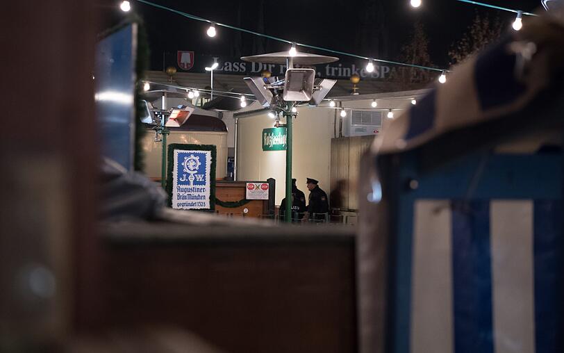 Bei einem Streit auf dem Münchner Oktoberfest ist ein Mann tödlich verletzt worden. Die Fahndung nach dem Täter läuft. Die Polizei sucht Zeugen, die den Streit im Augustiner-Zelt beobachtet haben.