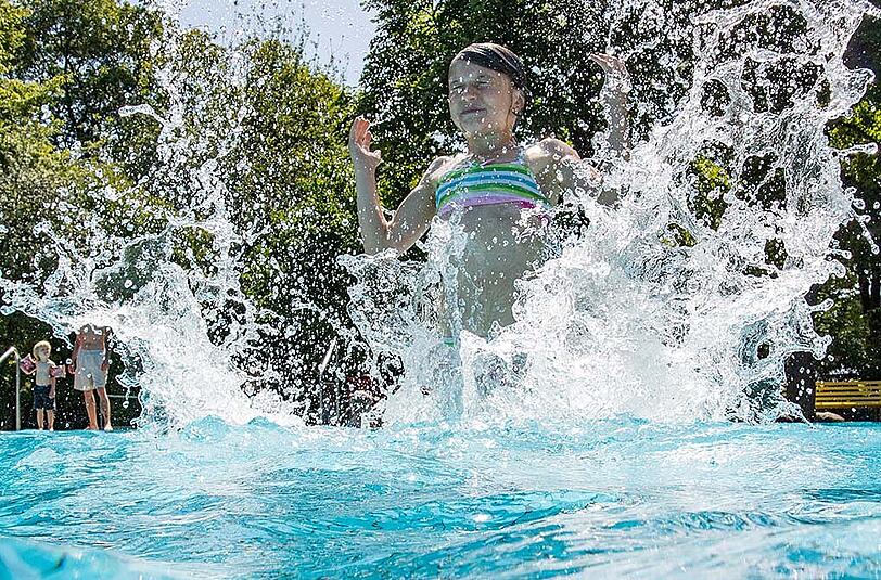 Unter der Woche können Wasserraten ab sofort erst ab neun Uhr im Schyenbad ihre Bahnen ziehen.