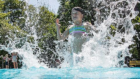 Unter der Woche können Wasserraten ab sofort erst ab neun Uhr im Schyenbad ihre Bahnen ziehen.
