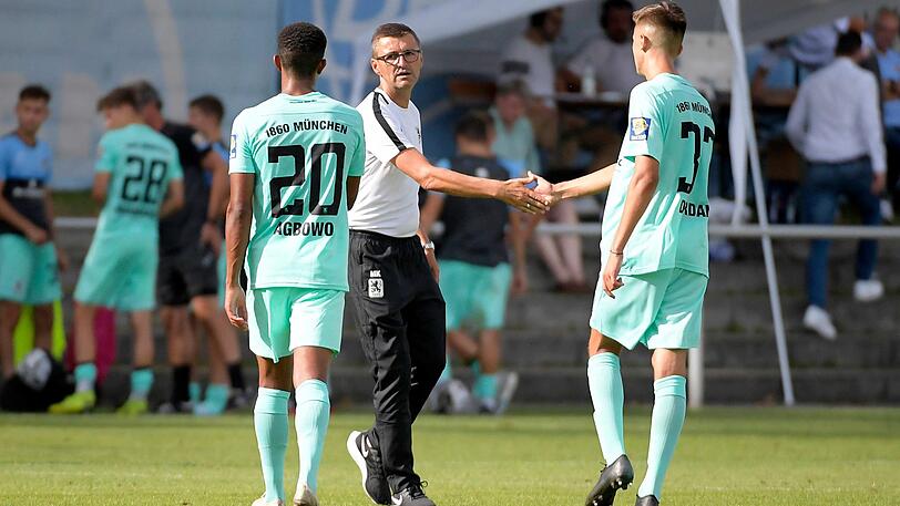 Shakehands nach Spielschluss: 1860-Trainer Michael Köllner mit den U19-Talenten Ahanna Francis Agbowo (links) und Damjan Dordan.