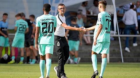 Shakehands nach Spielschluss: 1860-Trainer Michael Köllner mit den U19-Talenten Ahanna Francis Agbowo (links) und Damjan Dordan.