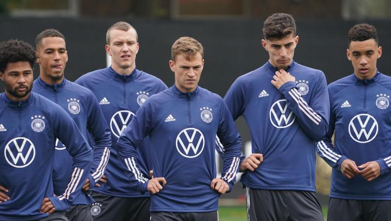 Deutschland bestreitet gegen Rumänien das 982. Länderspiel: Serge Gnabry (l-r), Thilo Kehrer, Lukas Klostermann, Joshua Kimmich, Kai Havertz und Jamal Musiala beim Training.