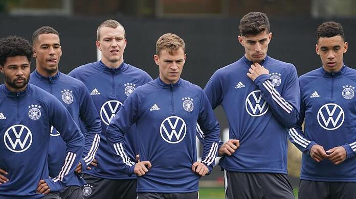Deutschland bestreitet gegen Rumänien das 982. Länderspiel: Serge Gnabry (l-r), Thilo Kehrer, Lukas Klostermann, Joshua Kimmich, Kai Havertz und Jamal Musiala beim Training.