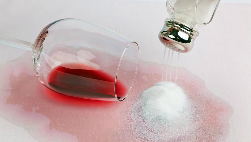 Bei Rotweinflecken helfen Salz und Mineralwasser. Bei Rotweinflecken helfen Salz und Mineralwasser.