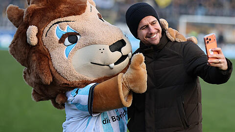 Kein Erinnerungsfoto: Tunay Deniz, der den L&ouml;wen nun doch &uuml;ber das Saisonende hinaus treu bleibt, knipst ein Selfie mit 1860-Maskottchen Sechzgerl.