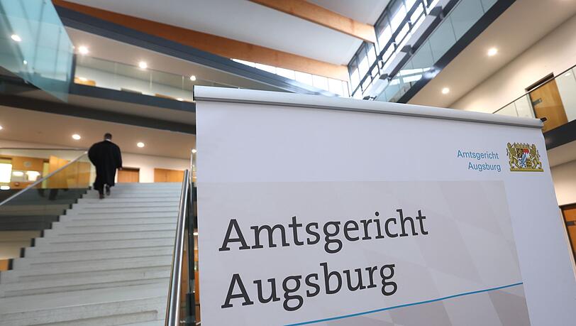 Wegen Terror-Unterstützung muss sich in Augsburg ein Jugendlicher vor dem Amtsgericht verantworten. (Symbolbild) Wegen Terror-Unterstützung muss sich in Augsburg ein Jugendlicher vor dem Amtsgericht verantworten. (Symbolbild)